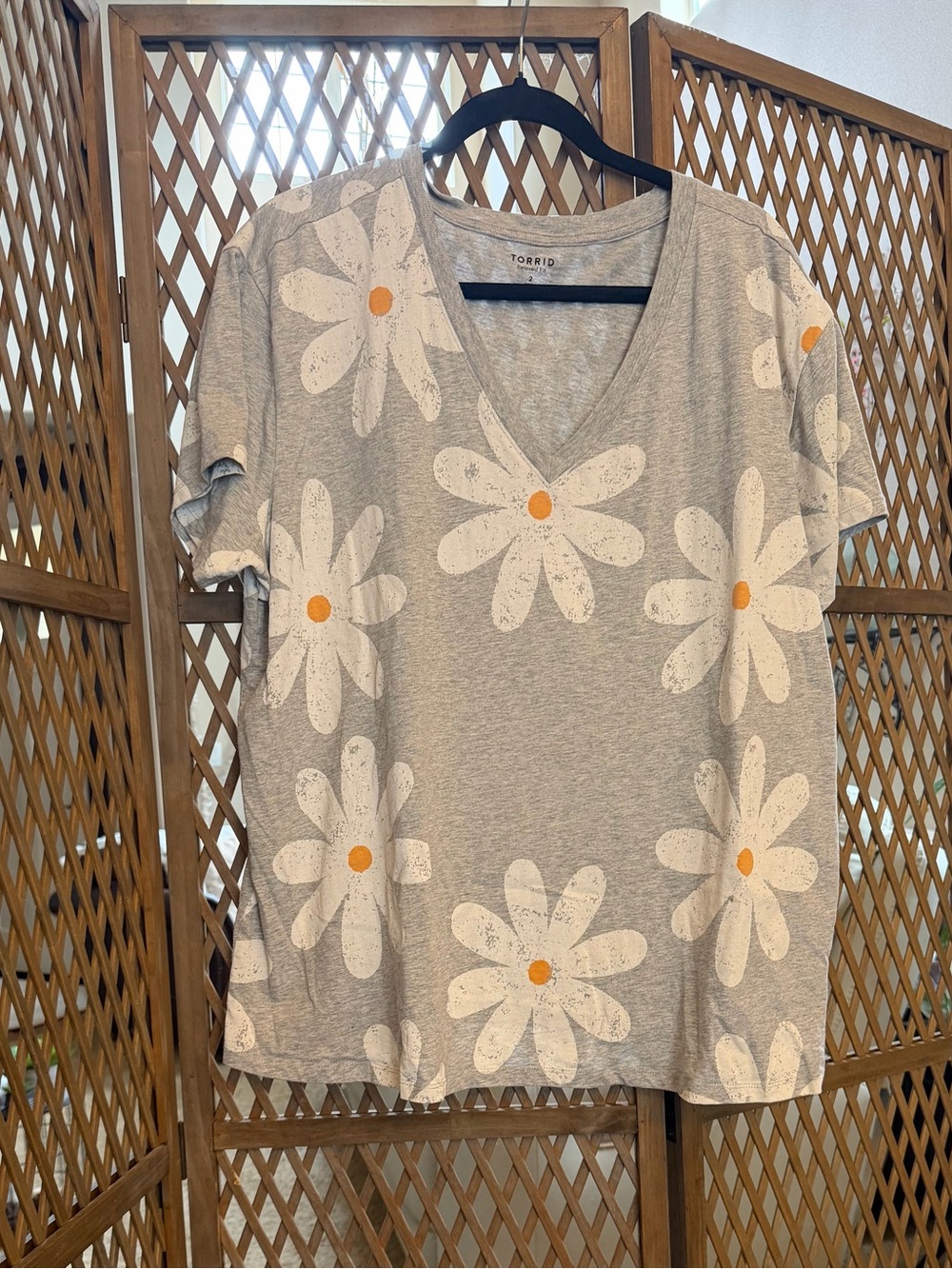 🌼 Torrid Relaxed fit Gray V-Neck Tee with White Daisy Print and Orange Centers